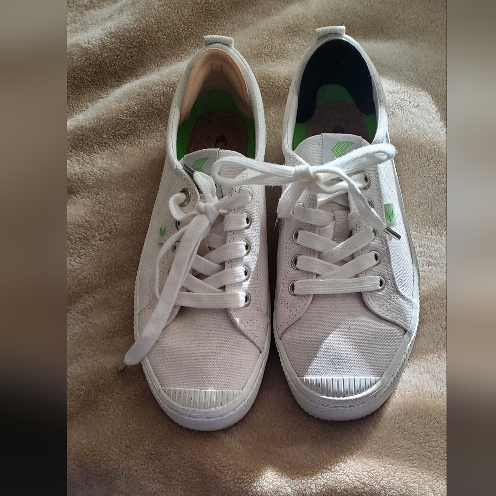 Cariuma White Sneakers Versatile Minimalist Design